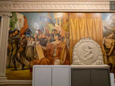 A seguire, il dipinto si concentra sui �giovani Balilla�, con fez e camicie nere, che avanzano con le �piccole Italiane�, mentre tutt�attorno sventolano bandiere tricolori